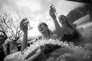 Dos mujeres tienen copas de vino en el aire en Chalet Tissières, en Chamonix-Mont-Blanc