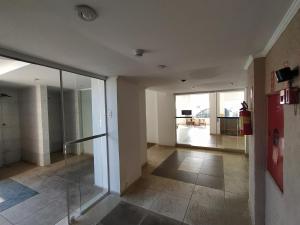 カラグアタトゥーバにあるCaraguatatuba de frente para o marのガラスドアの廊下がある空の部屋 +65枚の写真