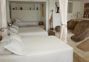 Postel nebo postele na pokoji v ubytování Veki's Village Cottages + 22 fotografií