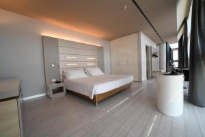a bedroom with a bed and a television in it at Best Western Plus Net Tower Hotel Padova in Padova
