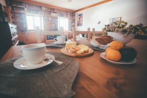 einen Tisch mit einer Tasse Kaffee und Obst darauf in der Unterkunft BayView House in Angra do Heroísmo