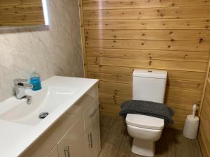 Ένα μπάνιο στο Southernwood - Garden Lodge 8