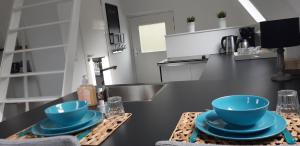 a kitchen with two blue bowls on a counter at Appartement Klein Waldeck in Velp