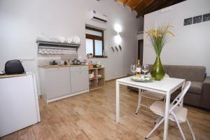 cocina y sala de estar con mesa y barra. en ZazzamitaHouse, en Catania