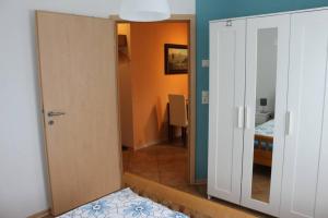 Zimmer mit einer Tür, die zu einem Schlafzimmer führt in der Unterkunft Kuschelige Ferienwohnung nahe Kronach in Kronach
