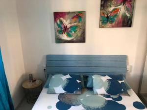 コラレホにあるParadiseのベッドルーム1室(蝶の絵画2点が壁に描かれたベッド1台付)