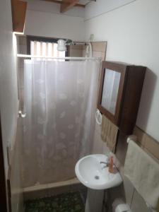 a bathroom with a sink and a shower with a sink at APARTAMENTO 5 TECNOLOGICO in Cartago