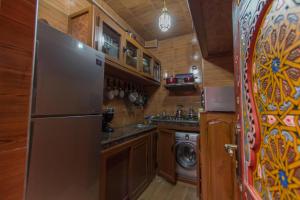 een keuken met een roestvrijstalen koelkast en een vaatwasser bij Dar Zerbtana Apartment in Fès +53 foto's