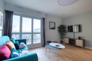 Svetainės erdvė apgyvendinimo įstaigoje Paris - Porte d'Ivry - Modern and Cosy 2 bedroom apartment