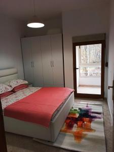 um quarto com uma cama, uma janela e um tapete em Lovely Apartment 2 em Golem