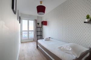Кровать или кровати в номере Paris - Porte d'Ivry - Modern and Cosy 2 bedroom apartment