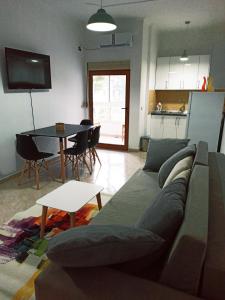 uma sala de estar com um sofá e uma mesa em Lovely Apartment 2 em Golem