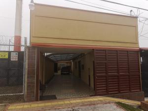 a garage with a car parked inside of it at APARTAMENTO 5 TECNOLOGICO in Cartago