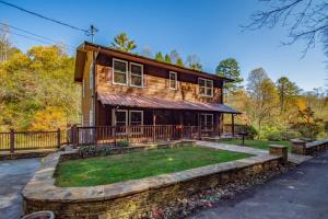 Grand Ladybug Resort on a Creek. Family Cabin with a Pond and Forest Views