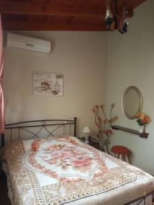 Paradise Sea في Saterlí: غرفة نوم بها سرير مع بطانية من الزهور