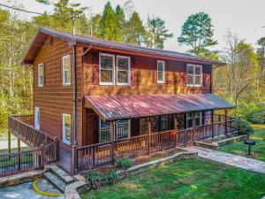 Grand Ladybug Resort on a Creek. Family Cabin with a Pond and Forest Views