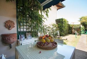 - un bol de fruits assis au-dessus d'une table dans l'établissement Villino Azzurro Mare, à Marina di Pietrasanta