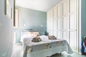 A bed or beds in a room at Villino Azzurro Mare