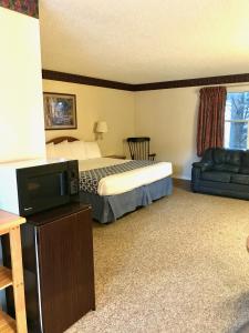 Un pat sau paturi într-o cameră la Four Seasons Inn