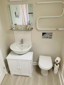 Ένα μπάνιο στο Sunflower Apartment, Family accommodation Near Tenby in Pembrokeshire