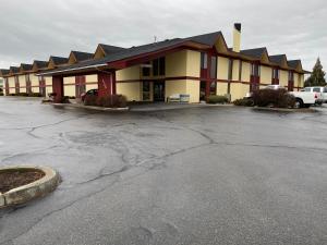 un estacionamiento frente a un hotel en Red Lion Inn & Suites Post Falls, en Post Falls