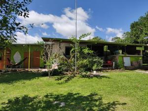 una casa con un patio delante de ella en Soursop Hostel en Cueta