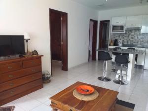 un sombrero naranja en una mesa en una sala de estar en Bungalow Playa Bastian - Piscina climatizada - Wifi - Playa 1 min., en Costa Teguise