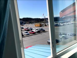 una ventana con vistas a un aparcamiento en Aquamarine Suites, en Kodiak