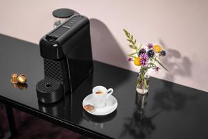 Příslušenství pro přípravu čaje a kávy v ubytování BLOOM Boutique Hotel & Lounge Basel