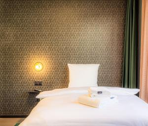 Rúm í herbergi á BLOOM Boutique Hotel & Lounge Basel