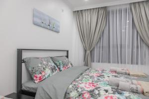 ブルガスにあるVip Luxury APARTMENTのベッドと窓のある寝室