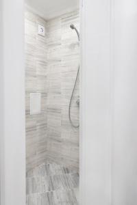 ブルガスにあるVip Luxury APARTMENTのバスルーム(シャワー、シャワーカーテン付)