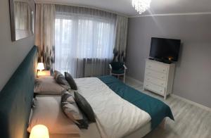 ein Schlafzimmer mit einem großen Bett und einem TV in der Unterkunft Apartament 44m2 w centrum in Tuchola