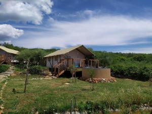 Tienda de lujo en un campo con árboles en Krk glamping village, en Krk