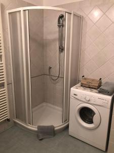 La salle de bains est pourvue d'une douche et d'un lave-linge. dans l'établissement Appartamento a Spinazzeda cuore di Cles, à Cles