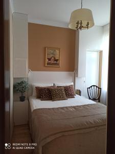 a bedroom with a large bed in a room at Broadway apartament in Šiauliai