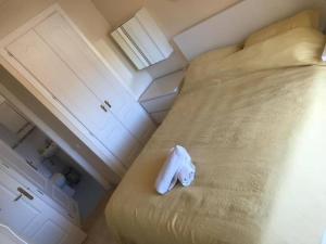 Una habitación de hotel con una cama con una toalla. en Alboran Hills en Manilva