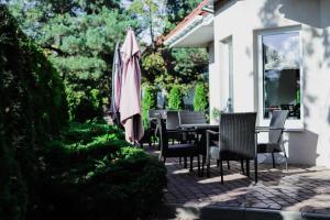 un patio con mesa y sombrilla en Kalinowy Sen, en Varsovia