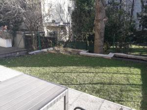 a yard with a tree and a fence at Cosy flat in the quiet area with own garden, free parking and direct public transport link to the centre in Vienna