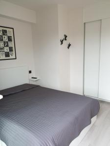 a bedroom with a bed with two birds on the wall at Appartement, residentie Syci in Koksijde