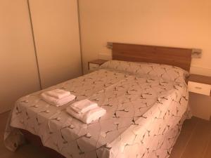 - une chambre avec un lit et 2 serviettes pliées dans l'établissement DEPARTAMENTO DE 2 DORMITORIOS C/ COCHERA, à Villa María