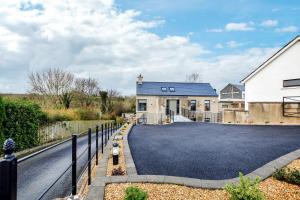 uma imagem de uma casa com uma entrada em Mollys Barn em Loughgall