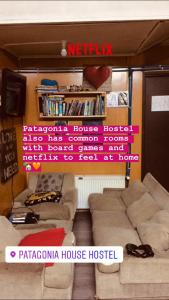 ein Wohnzimmer mit Sofa und Fernseher in der Unterkunft Patagonia House in Punta Arenas