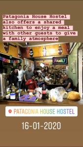 eine Gruppe von Menschen in einer Küche, die Lebensmittel zubereiten in der Unterkunft Patagonia House in Punta Arenas