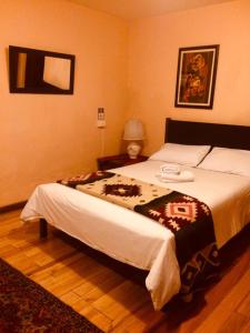 sypialnia z dużym łóżkiem w pokoju w obiekcie Huasi Lodge w mieście Quito