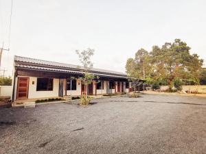 Ban Nong SrahにあるNararin Garden Houseの正面に駐車場がある建物