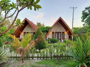 Kebun di luar Two Brothers Bungalows