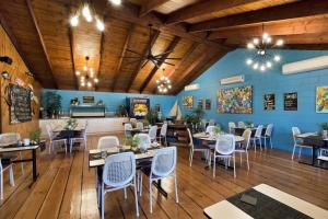 un restaurant avec des plafonds en bois, des tables et des chaises dans l'établissement Barrier Reef Motel Innisfail, à Innisfail