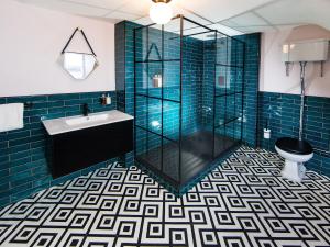 Bilik mandi di Luxury Travel Emporium YO1 - Exquisite 400 Year Old, City Centre Townhouse +43 gambar