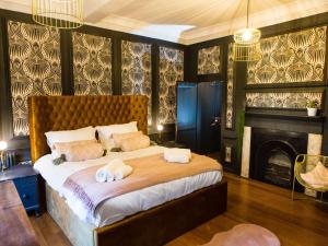 1 dormitorio con 1 cama grande y toallas. en Maison Parfaite YO1 - Exquisite 400 Year Old, City Centre Townhouse, en York